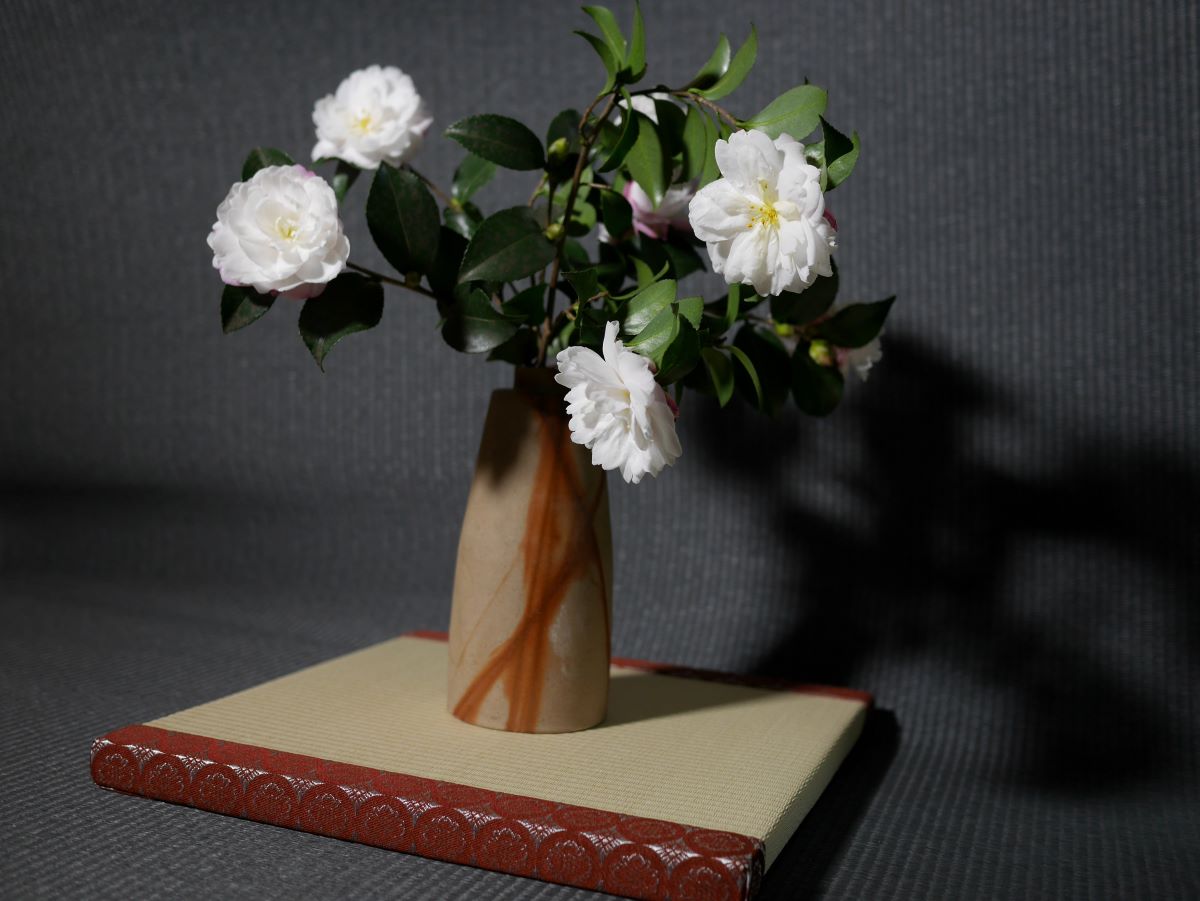 椿の花と花瓶を置いたミニ畳